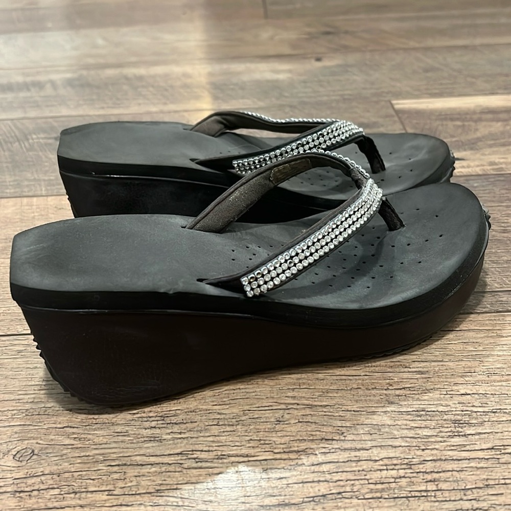 Volatile wedge flip flops